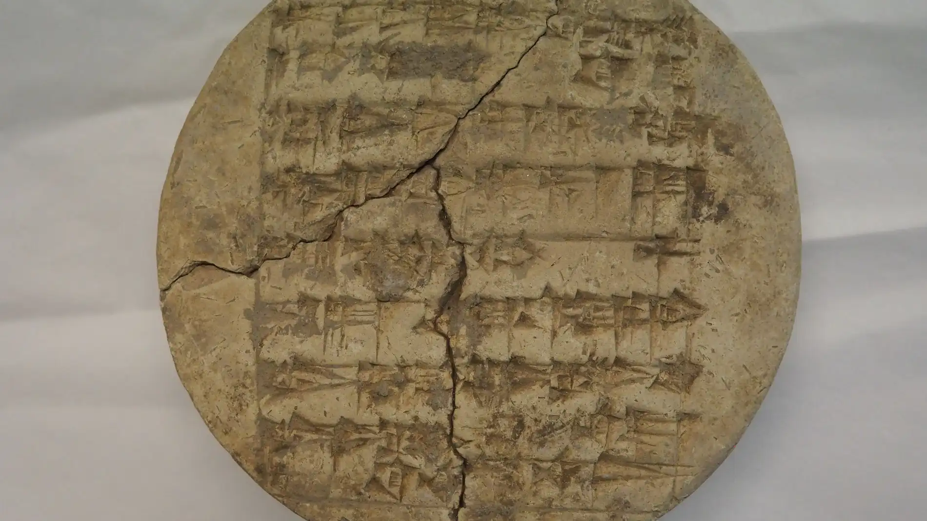 Descubren en un manuscrito del Museo Sefardi de Toledo una nueva inscripcion cuneiforme en lengua sumeria Descubren en un manuscrito del Museo Sefardi de Toledo una nueva inscripcion cuneiforme en lengua sumeria