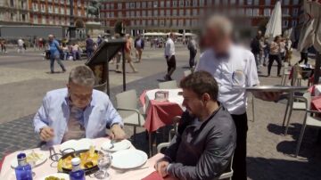 Alberto Chicote estalla al probar una paella en la Plaza Mayor de Madrid: "Joder, qué mal rollo"