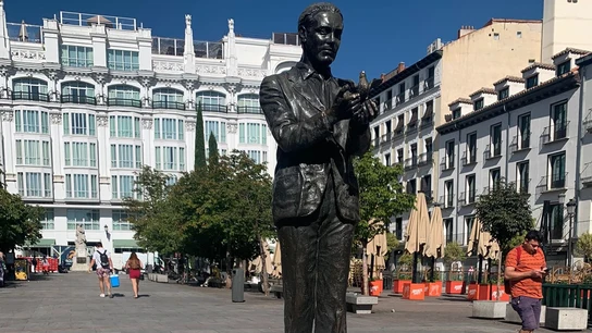 Un camión de la basura daña la escultura dedicada a Lorca en la plaza de Santa Ana de Madrid Un camión de la basura daña la escultura dedicada a Lorca en la plaza de Santa Ana de Madrid