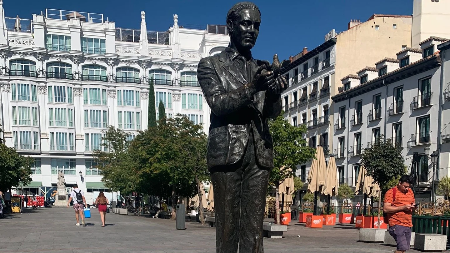 Un camión de la basura daña la escultura dedicada a Lorca en la plaza de Santa Ana de Madrid Un camión de la basura daña la escultura dedicada a Lorca en la plaza de Santa Ana de Madrid