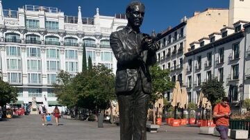 Un camión de la basura daña la escultura dedicada a Lorca en la plaza de Santa Ana de Madrid