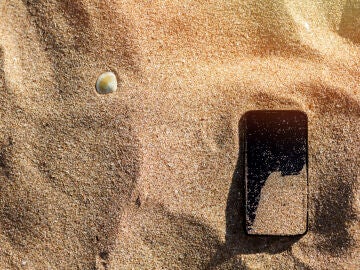 Un móvil en la arena de la playa