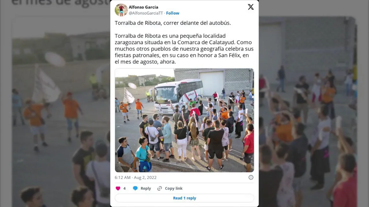 La fiesta popular de Torralba de Ribota donde las personas corren delante de un autob&uacute;s como si fuera un encierro