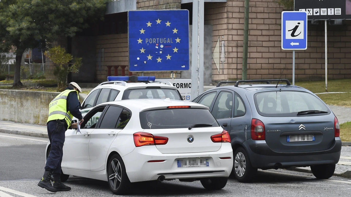 La Guardia Civil lanza esta alerta si vas a viajar a Portugal: no te olvides este documento en casa La Guardia Civil lanza esta alerta si vas a viajar a Portugal: no te olvides este documento en casa