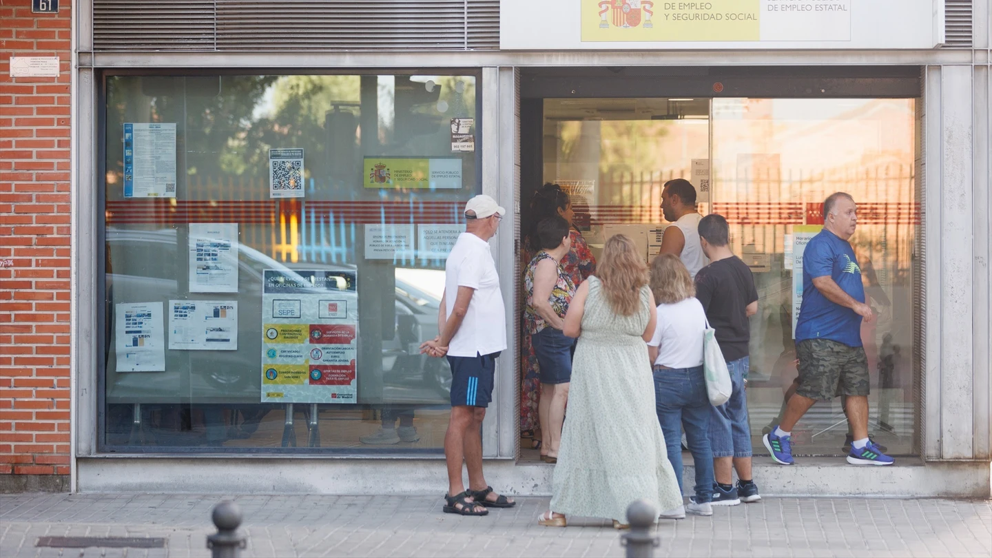 El paro baja en 10.968 personas en julio y anota su cifra mínima en 15 años en ese mes El paro baja en 10.968 personas en julio y anota su cifra mínima en 15 años en ese mes