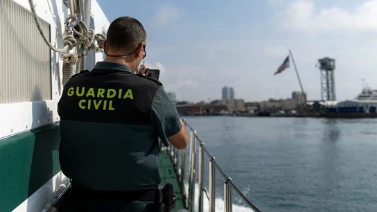 Encuentran a un hombre muerto sobre una tabla de paddle surf en una playa de Barcelona Encuentran a un hombre muerto sobre una tabla de paddle surf en una playa de Barcelona