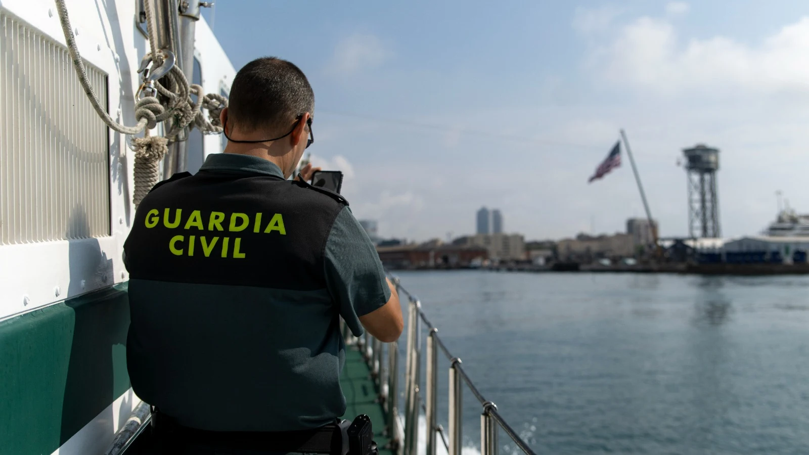 Encuentran a un hombre muerto sobre una tabla de paddle surf en una playa de Barcelona