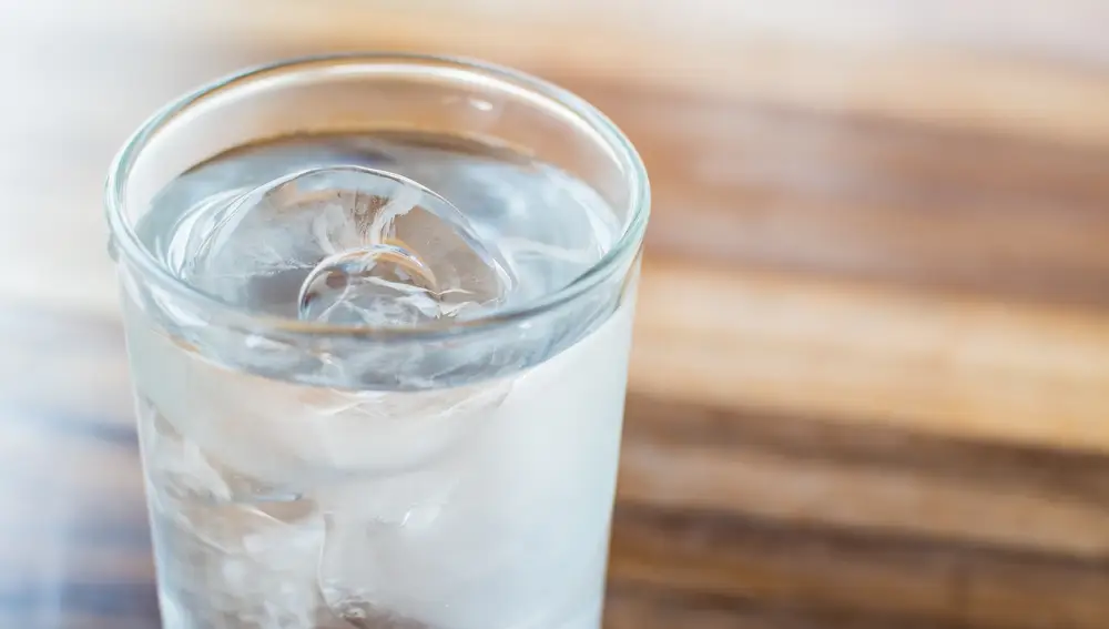 Vaso de agua con hielo