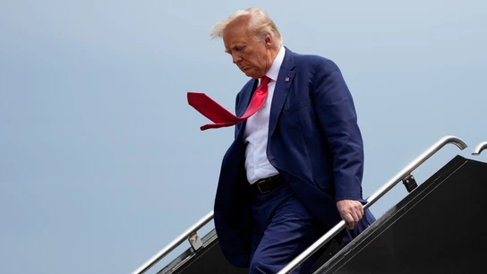 Donald Trump baja del avión en Washington, antes de comparecer ante un tribunal federal Donald Trump baja del avión en Washington, antes de comparecer ante un tribunal federal