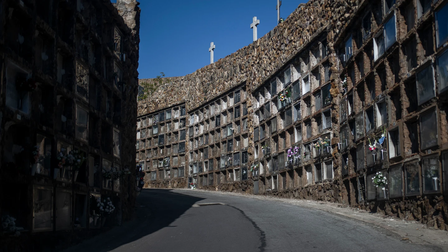 Investigan la profanación de 162 tumbas en el cementerio de Montjuïc de Barcelona para robar joyas Investigan la profanación de 162 tumbas en el cementerio de Montjuïc de Barcelona para robar joyas