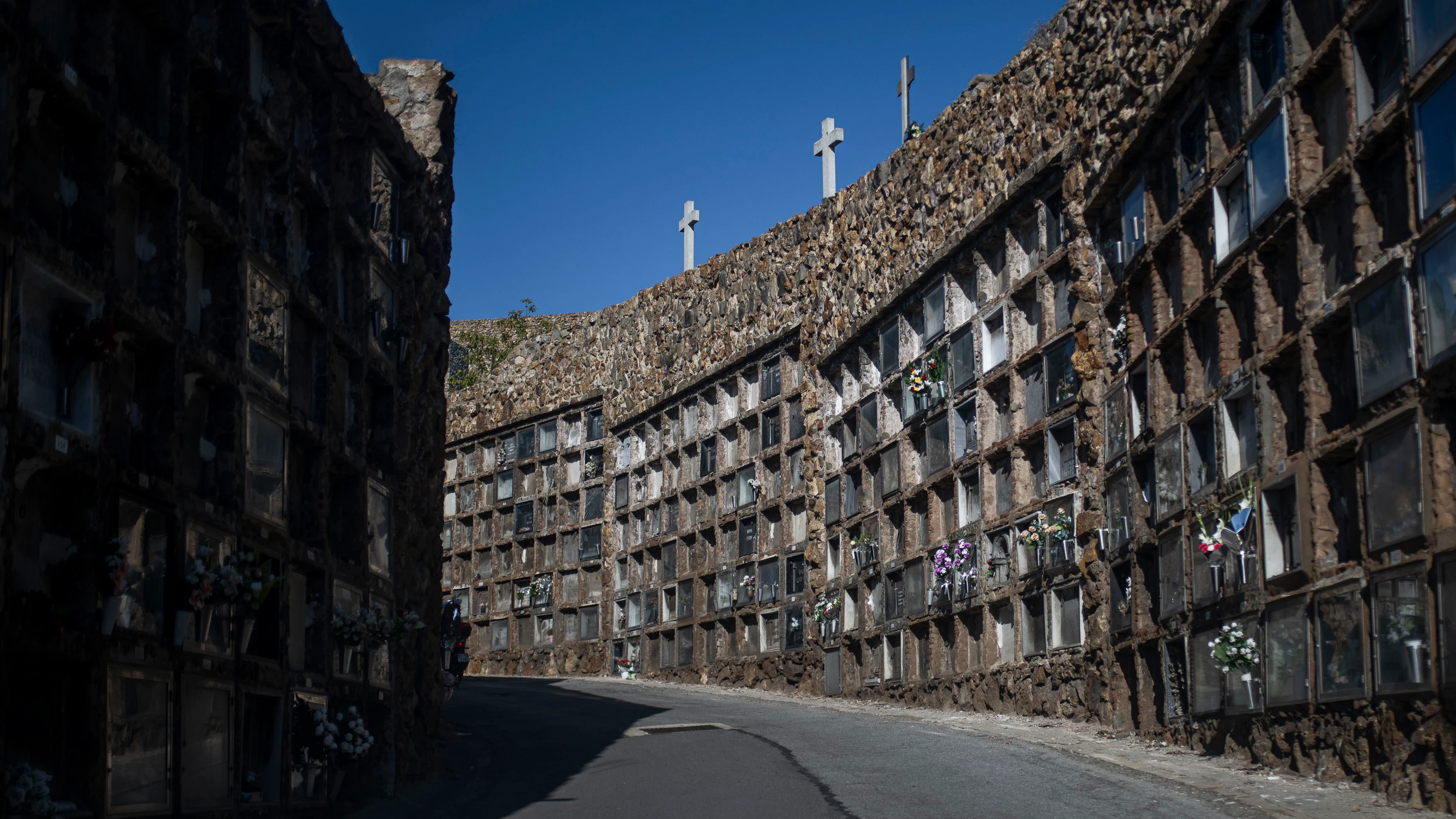 Investigan la profanación de 162 tumbas en el cementerio de Montjuïc de Barcelona para robar joyas