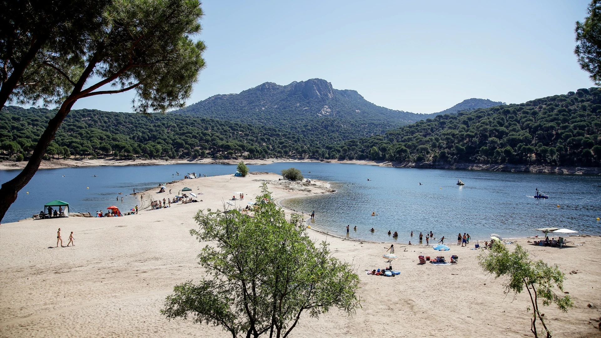 Investigan ocho jóvenes por provocar un incendio con una cachimba en el Pantano de San Juan (Madrid) 