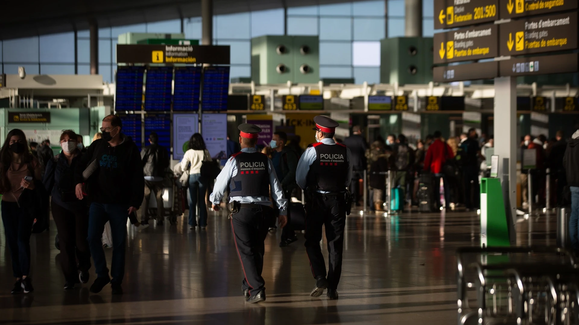 Imagen de archivo de dos agentes de los Mossos d'Esquadra en el aeropuerto de El Pral. 