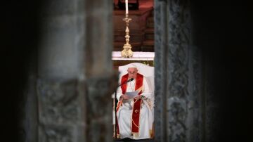 El papa pide "perdón" en su nombre y el de la Iglesia a las víctimas de abusos
