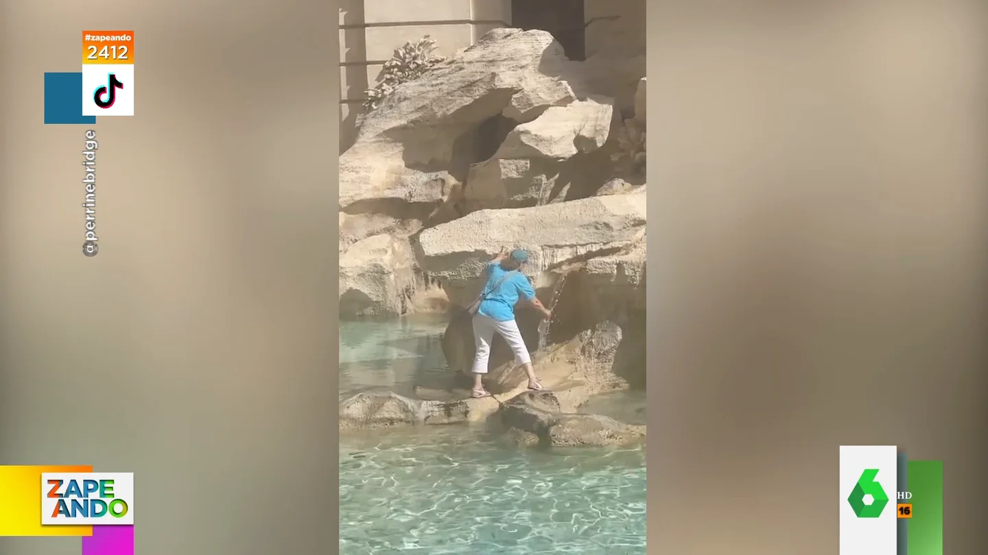 Una turista escala la Fontana di Trevi para rellenar su botella de agua y acaba detenida Una turista escala la Fontana di Trevi para rellenar su botella de agua y acaba detenida