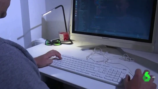 Un programador informático planta cara a los pisos turísticos ilegales: "No pagan sus impuestos aquí" Un programador informático planta cara a los pisos turísticos ilegales: "No pagan sus impuestos aquí"