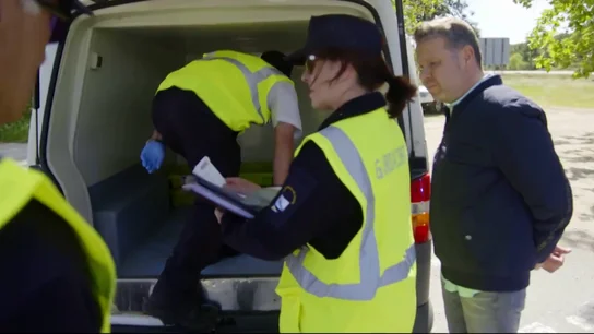 Chicote pone contra las cuerdas a un transportista que lleva marisco ilegal en presencia de los guardacostas gallegos Chicote pone contra las cuerdas a un transportista que lleva marisco ilegal en presencia de los guardacostas gallegos