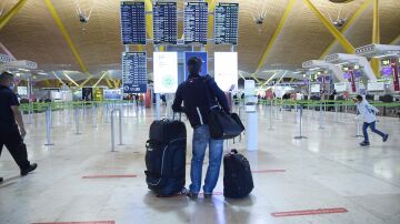 Consumo abre expediente sancionador a varias aerolíneas 'low cost' por sobrecostes en el equipaje de mano