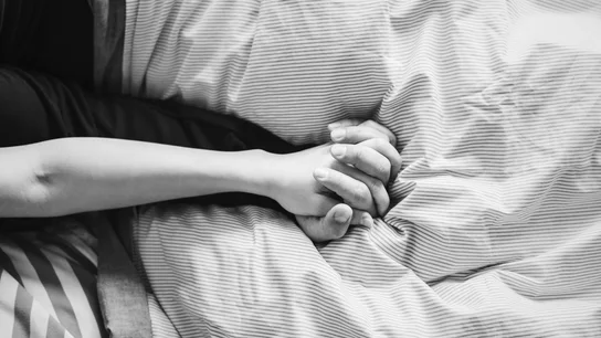 Una pareja manteniendo una relación sexual en una cama. Una pareja manteniendo una relación sexual en una cama.