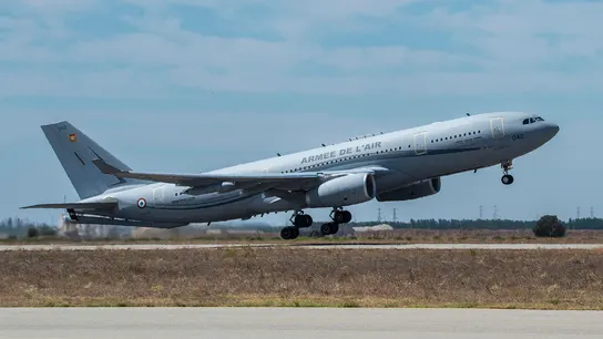 Un avión del ejército francés despega del aeropuerto de Niamey. Un avión del ejército francés despega del aeropuerto de Niamey.