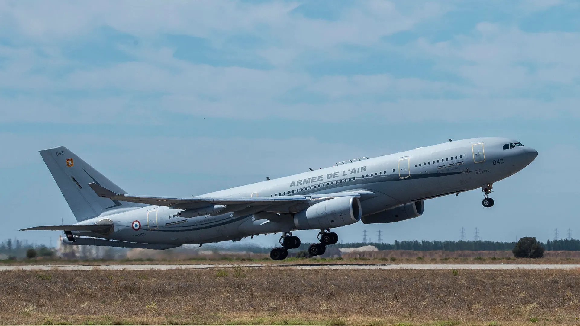 Un avión del ejército francés despega del aeropuerto de Niamey. 