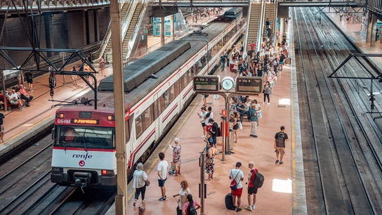 Demoras y retenciones en los trenes de Cercanías Madrid por una incidencia de Adif Demoras y retenciones en los trenes de Cercanías Madrid por una incidencia de Adif