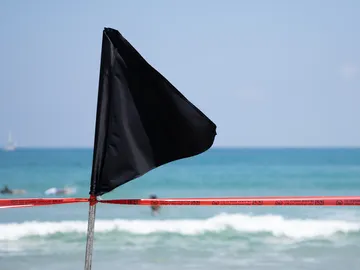 Bandera negra en un playa Bandera negra en un playa