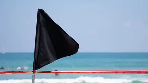 Bandera negra en un playa