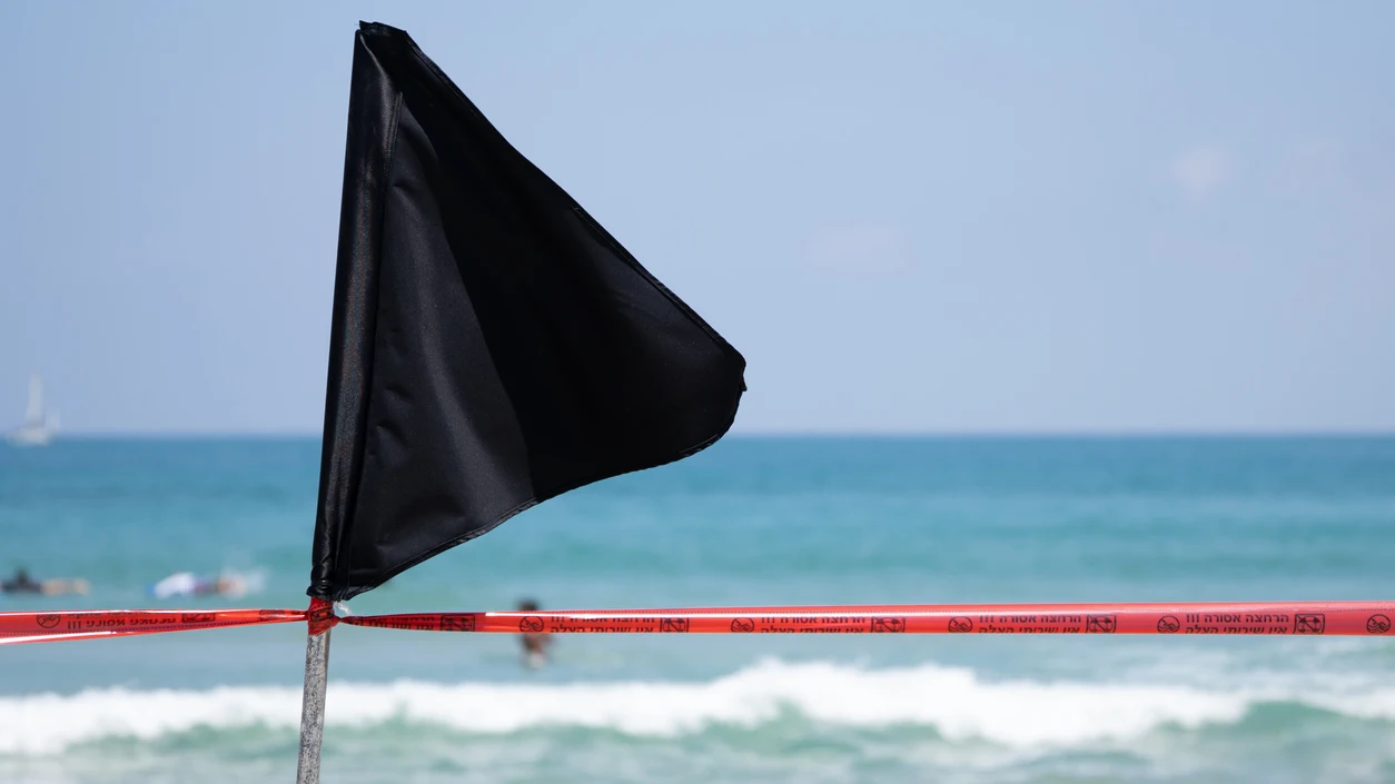 Bandera negra en un playa