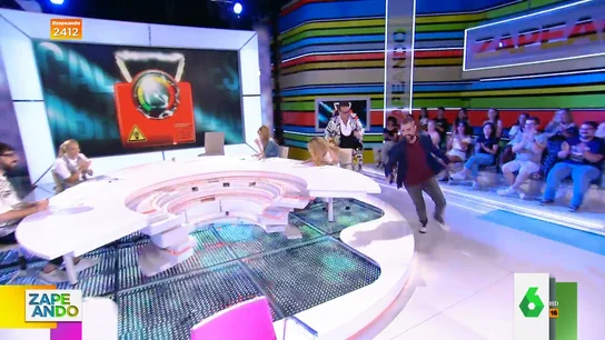 El calambrazo de Dani Mateo a Torito que desencadena esta divertida persecución por el plató de Zapeando El calambrazo de Dani Mateo a Torito que desencadena esta divertida persecución por el plató de Zapeando