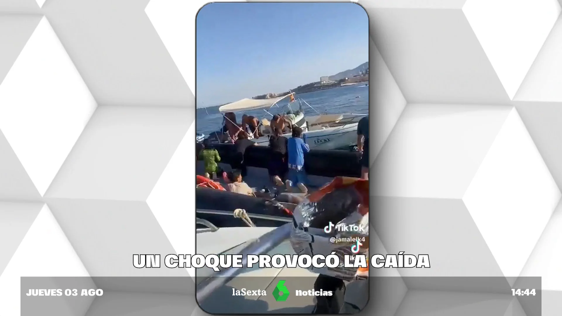 Tenso rescate de una patera en Melilla tras el chocar con la Guardia Civil: "¡Habéis hundido a la familia entera!"