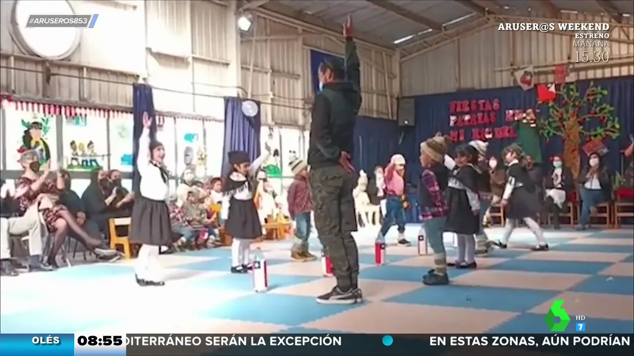 El tierno vídeo de un padre que sale a bailar con su hija cuando ve que se queda sin pareja en el festival fin de curso