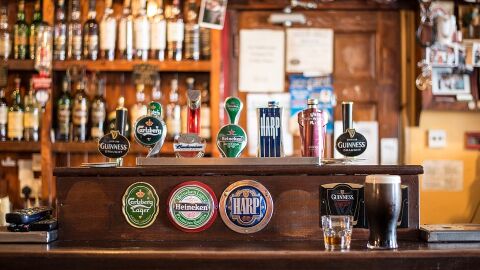 Grifos de cerveza en la barra de un bar