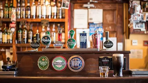 Grifos de cerveza en la barra de un bar Grifos de cerveza en la barra de un bar