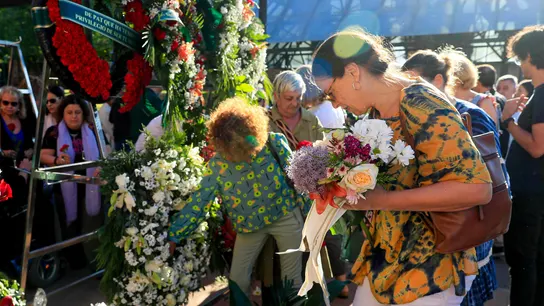 El periodismo despide a Ramón Lobo con una procesión "muy laca" y llena de flores dirigida por Nieves Concostrina El periodismo despide a Ramón Lobo con una procesión "muy laca" y llena de flores dirigida por Nieves Concostrina