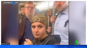 El vídeo viral de una mujer que echa a dos carteristas del metro de Barcelona: "¡Pickpocket, baja!"