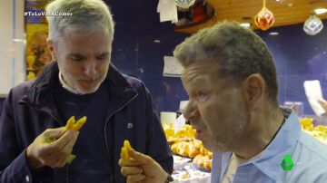Alberto Chicote y Mikel López Iturriaga prueban los fritos del mercado de la Boquería de Barcelona: "Es chicle de calamar"