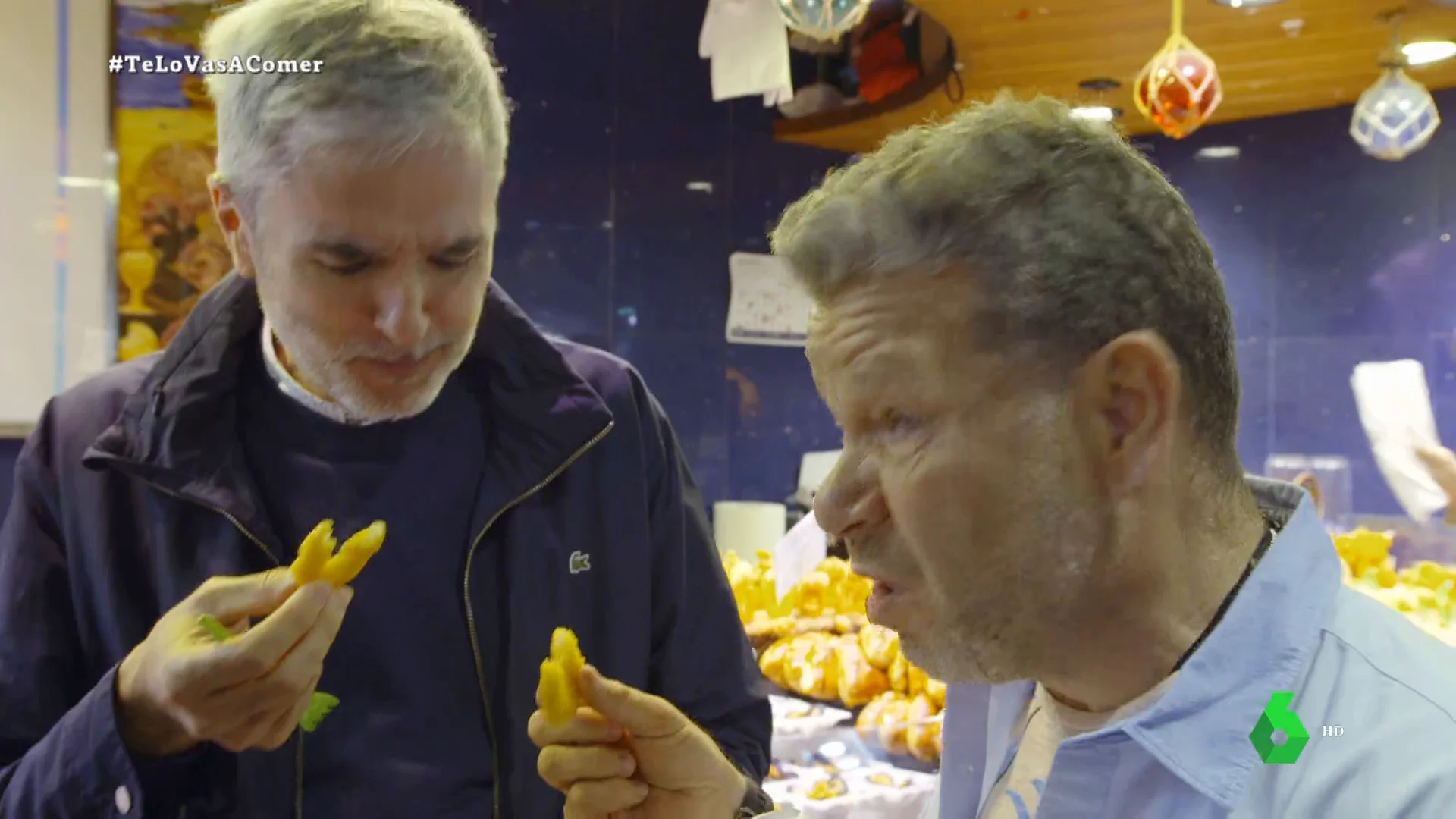 Alberto Chicote y Mikel López Iturriaga prueban los fritos del mercado de la Boquería de Barcelona: "Es chicle de calamar"