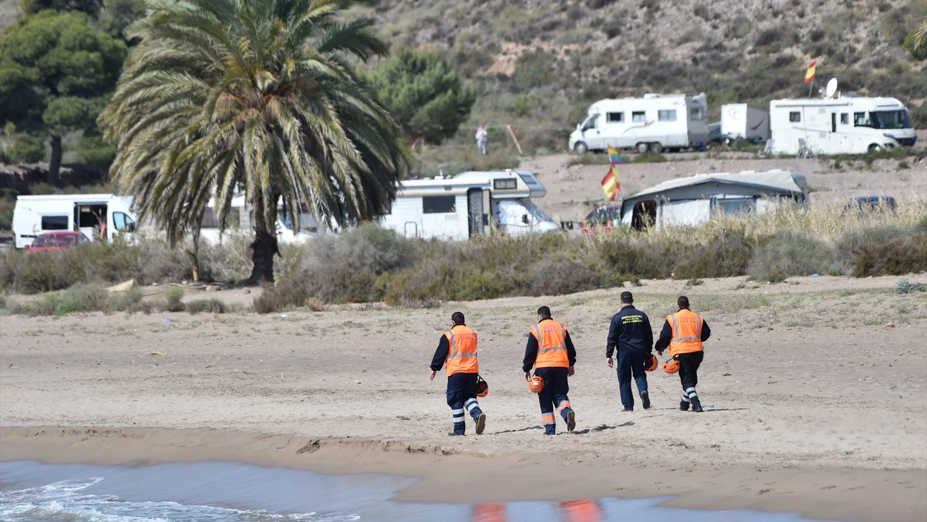Salvamento Marítimo y la Guardia Civil durante unas labores de búsqueda en la playa de Percheles, en Mazarrón.