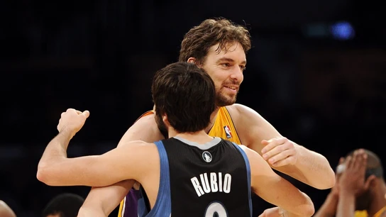 Pau Gasol se abraza a Ricky Rubio Pau Gasol se abraza a Ricky Rubio