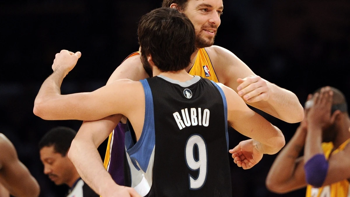 Pau Gasol se abraza a Ricky Rubio