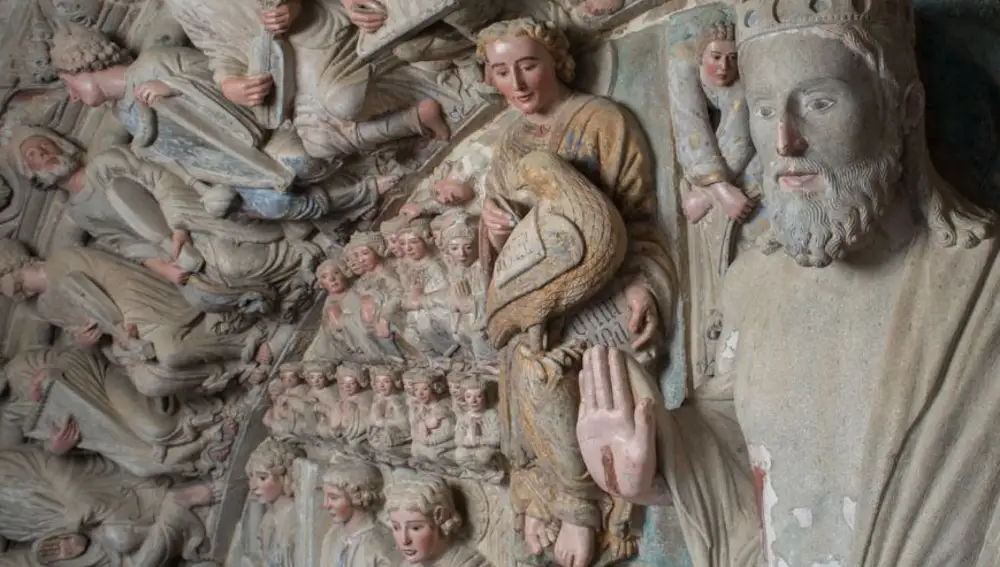Detalle del Pórtico de la Gloria de la Catedral de Santiago. A la izquierda de la imagen se ve el arpa irlandesa
