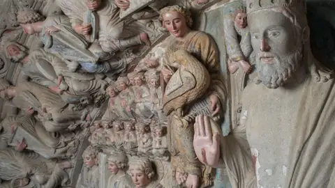 Detalle del Pórtico de la Gloria de la Catedral de Santiago. A la izquierda de la imagen se ve el arpa irlandesa Detalle del Pórtico de la Gloria de la Catedral de Santiago. A la izquierda de la imagen se ve el arpa irlandesa