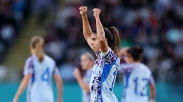 Alba Redondo celebra un gol de España