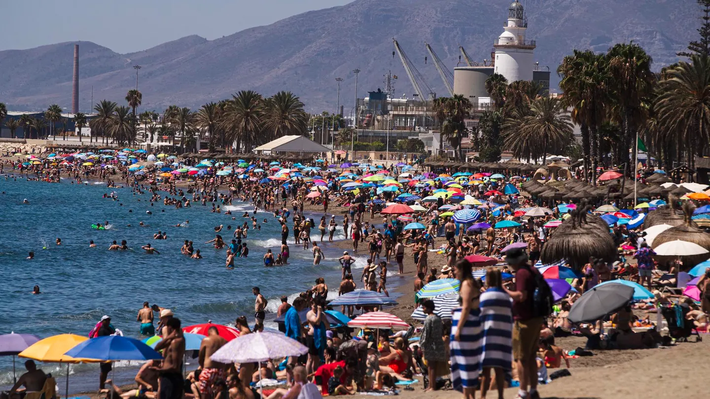 Viento, calor y olas ponen en aviso a nueve provincias como anticipo de la tercera ola de calor del verano Viento, calor y olas ponen en aviso a nueve provincias como anticipo de la tercera ola de calor del verano