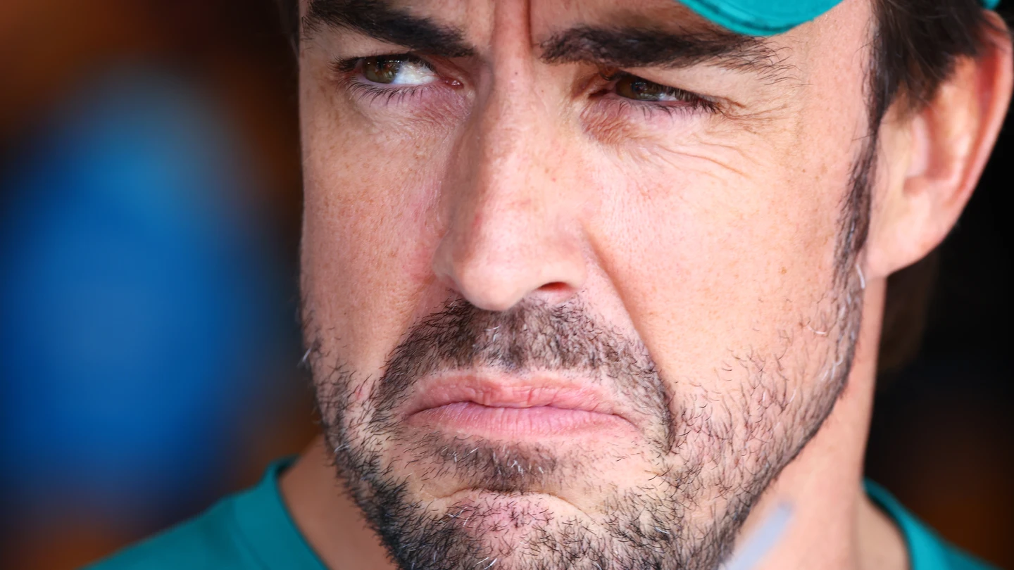 Fernando Alonso carga contra la FIA por la bajada de rendimiento de Aston Martin: "¡No debería ser así!" Fernando Alonso carga contra la FIA por la bajada de rendimiento de Aston Martin: "¡No debería ser así!"