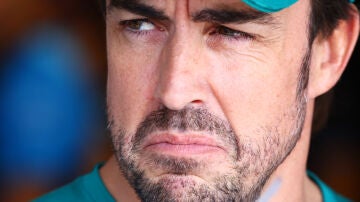 Fernando Alonso carga contra la FIA por la bajada de rendimiento de Aston Martin: "¡No debería ser así!"