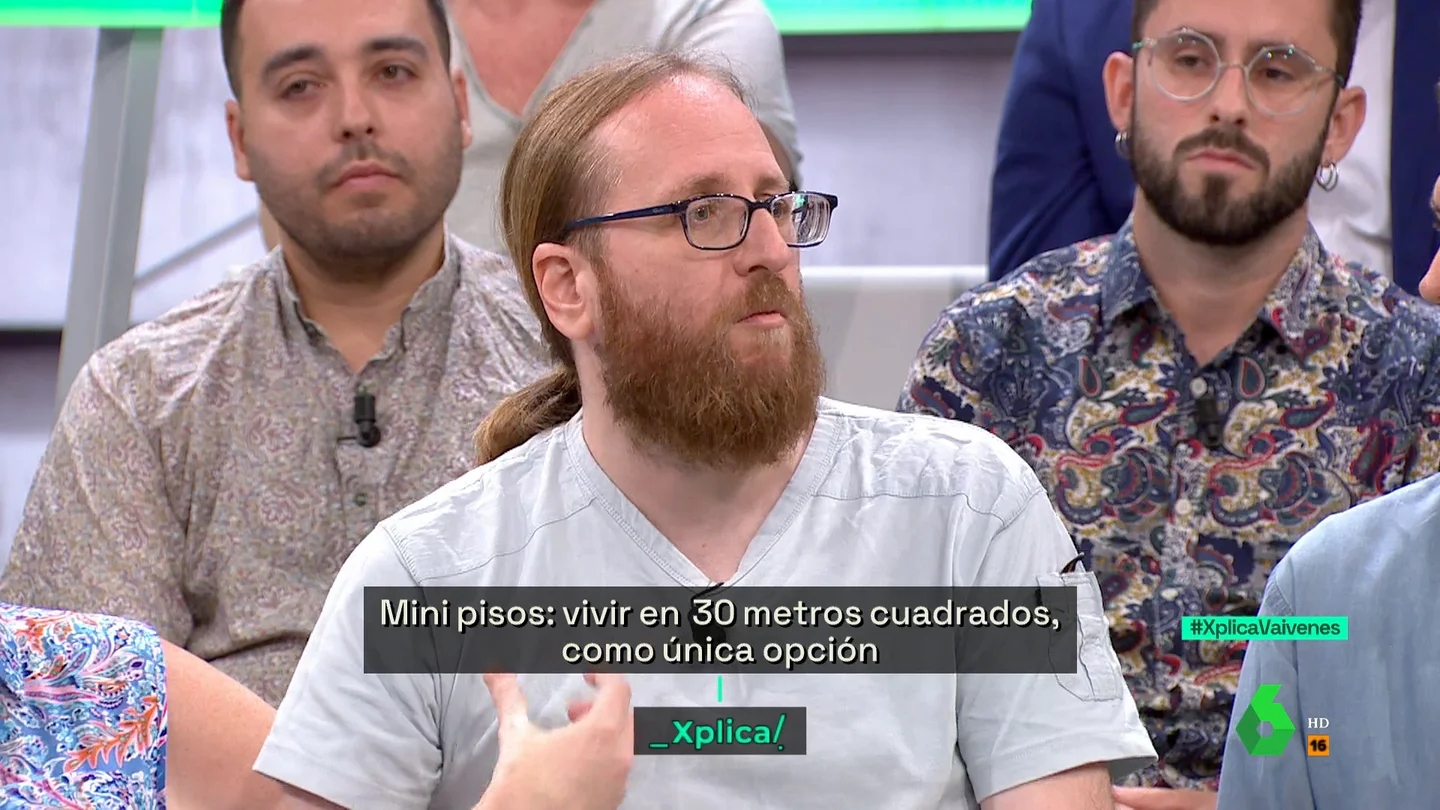 La denuncia de un vecino de Barcelona que paga 900 euros por una vivienda de 24 metros: "¿Cómo va a funcionar un país así?" La denuncia de un vecino de Barcelona que paga 900 euros por una vivienda de 24 metros: "¿Cómo va a funcionar un país así?"