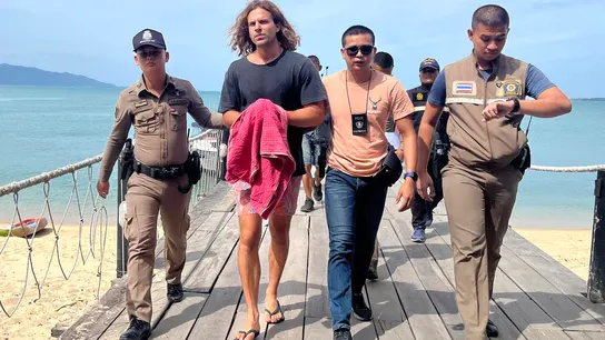 Daniel Sancho, escoltado por la policía tailandesa en el puerto de la isla Koh Samui, en Tailandia, de camino a los juzgados. Daniel Sancho, escoltado por la policía tailandesa en el puerto de la isla Koh Samui, en Tailandia, de camino a los juzgados.
