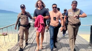 Daniel Sancho, escoltado por la policía tailandesa en el puerto de la isla Koh Samui, en Tailandia, de camino a los juzgados. 